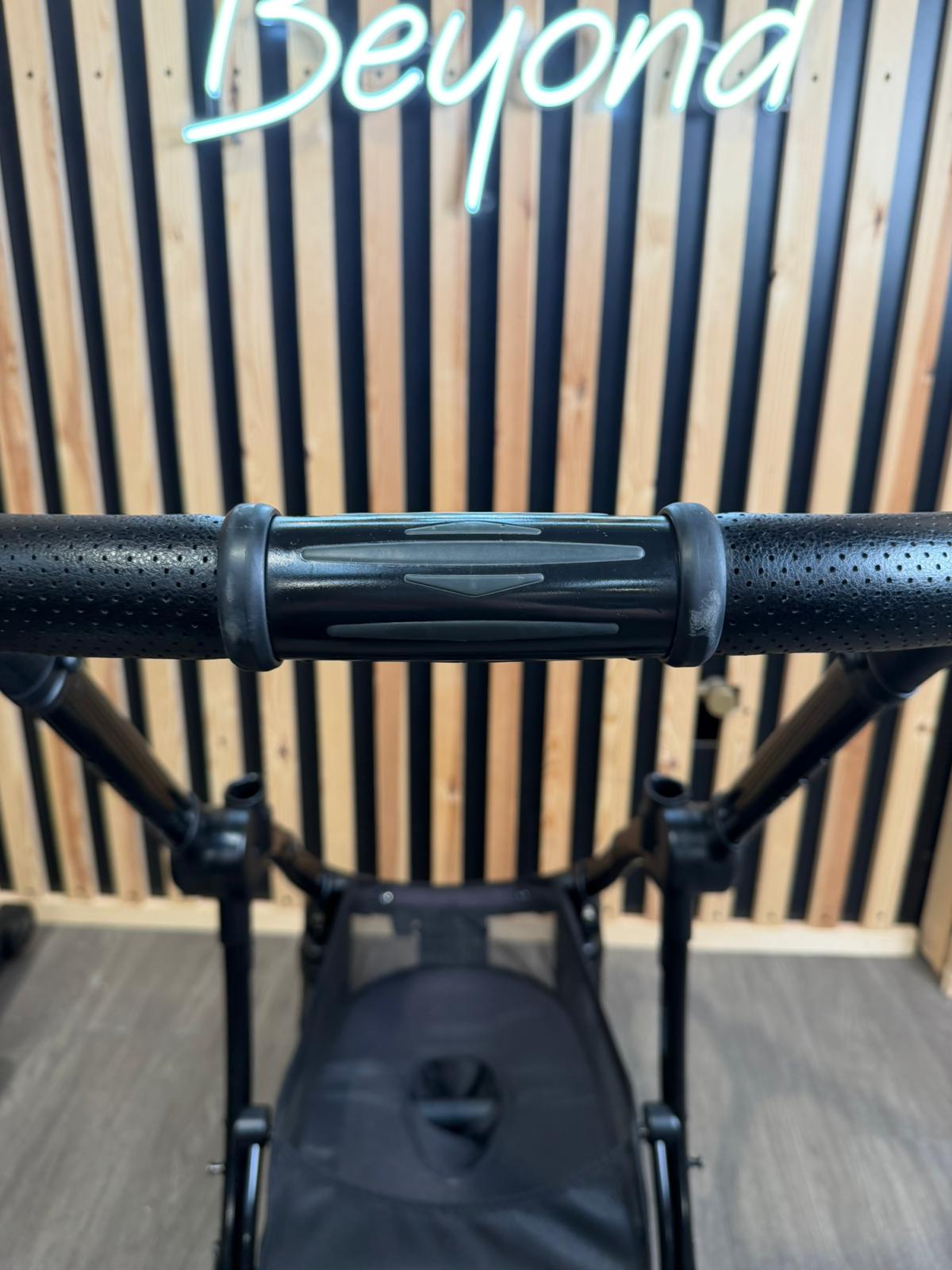 PRE LOVED egg2 Chassis - Black