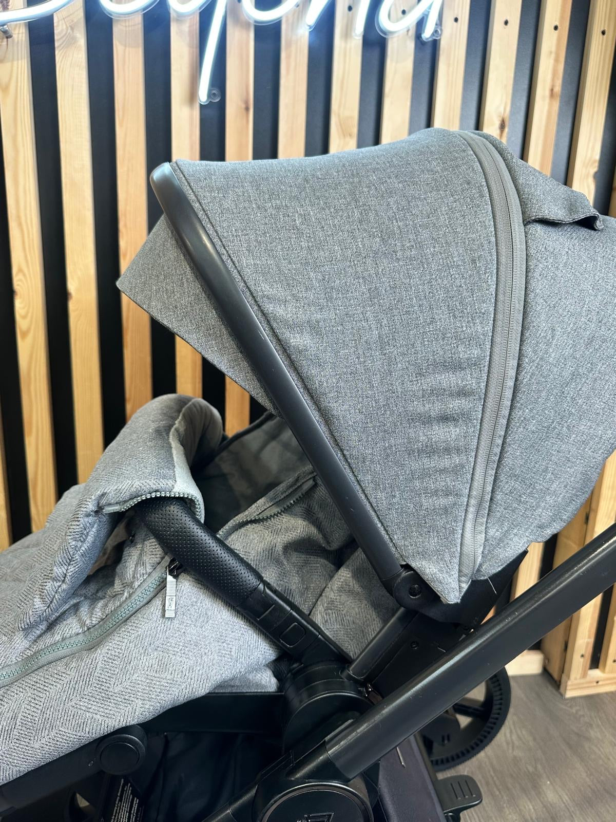 PRE LOVED Venicci Tinum Upline 2in1 Travel System - Classic Grey