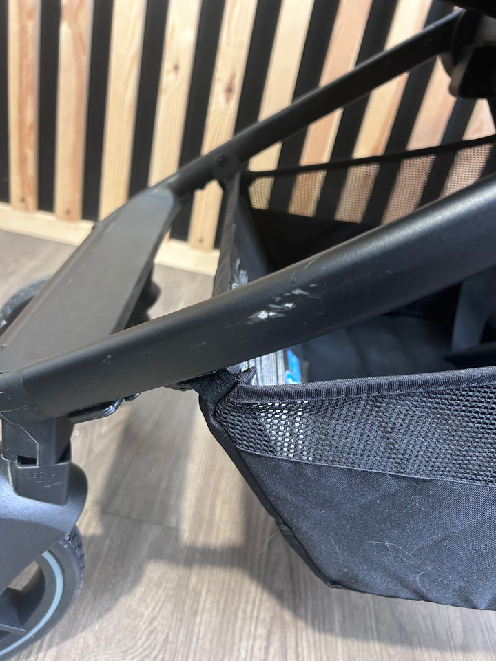 EX DISPLAY Venicci Tinum Edge 2-in-1 Travel System - Charcoal