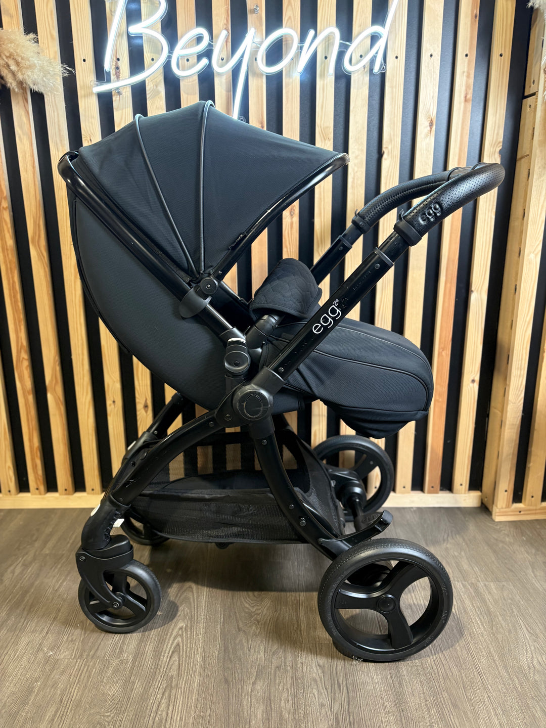 PRE LOVED egg2 Travel System - Just Black