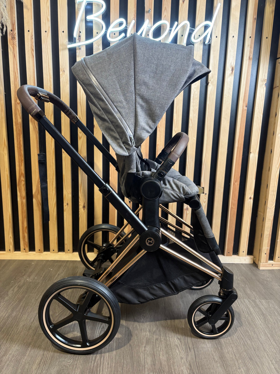 PRE LOVED Cybex Priam Travel System - Manhattan Grey/Rose Gold Including Isofix 360 Base