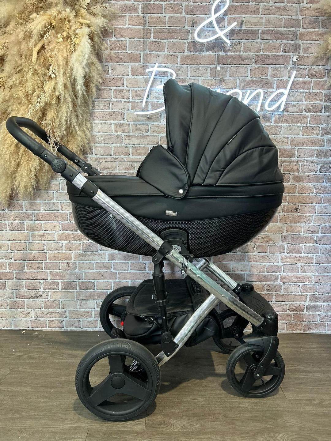 EX DISPLAY Mee-Go Milano Special Edition 3 in 1 Travel System - Ebony