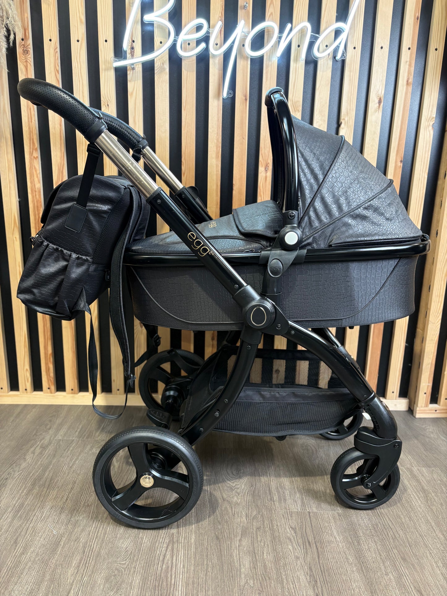 PRE LOVED egg2 Travel System - Jurassic Gold