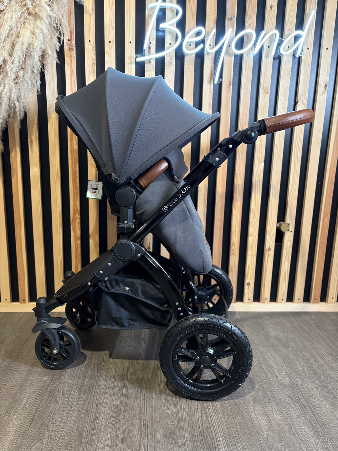 EX DISPLAY Ickle Bubba Stomp Luxe 2-in-1 Travel System - Charcoal Grey/Black/Tan