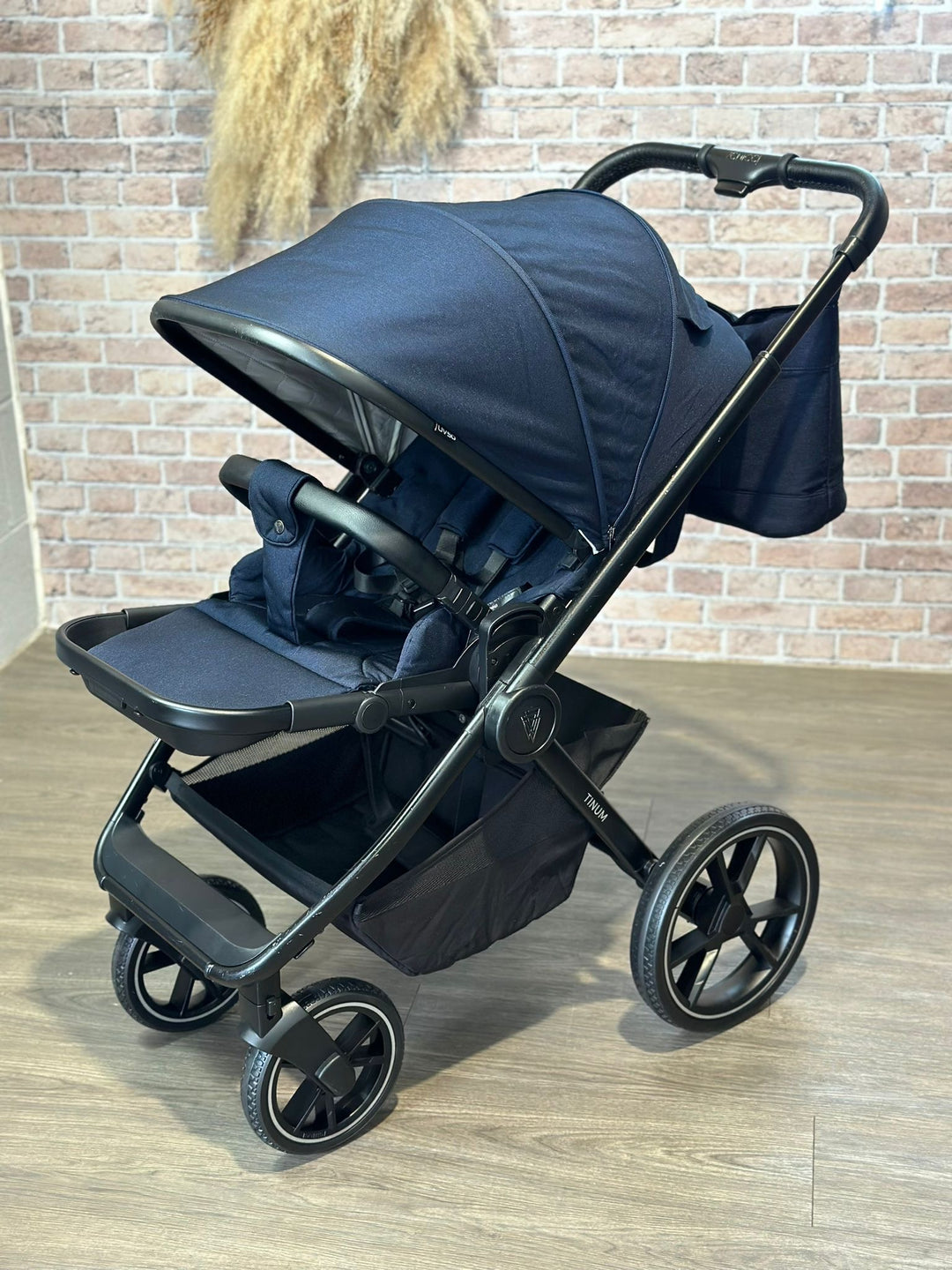 PRE LOVED Venicci Tinum 2.0 Travel System Including Brand New Venicci Engo I Size Car Seat & Isofix Base - Sapphire