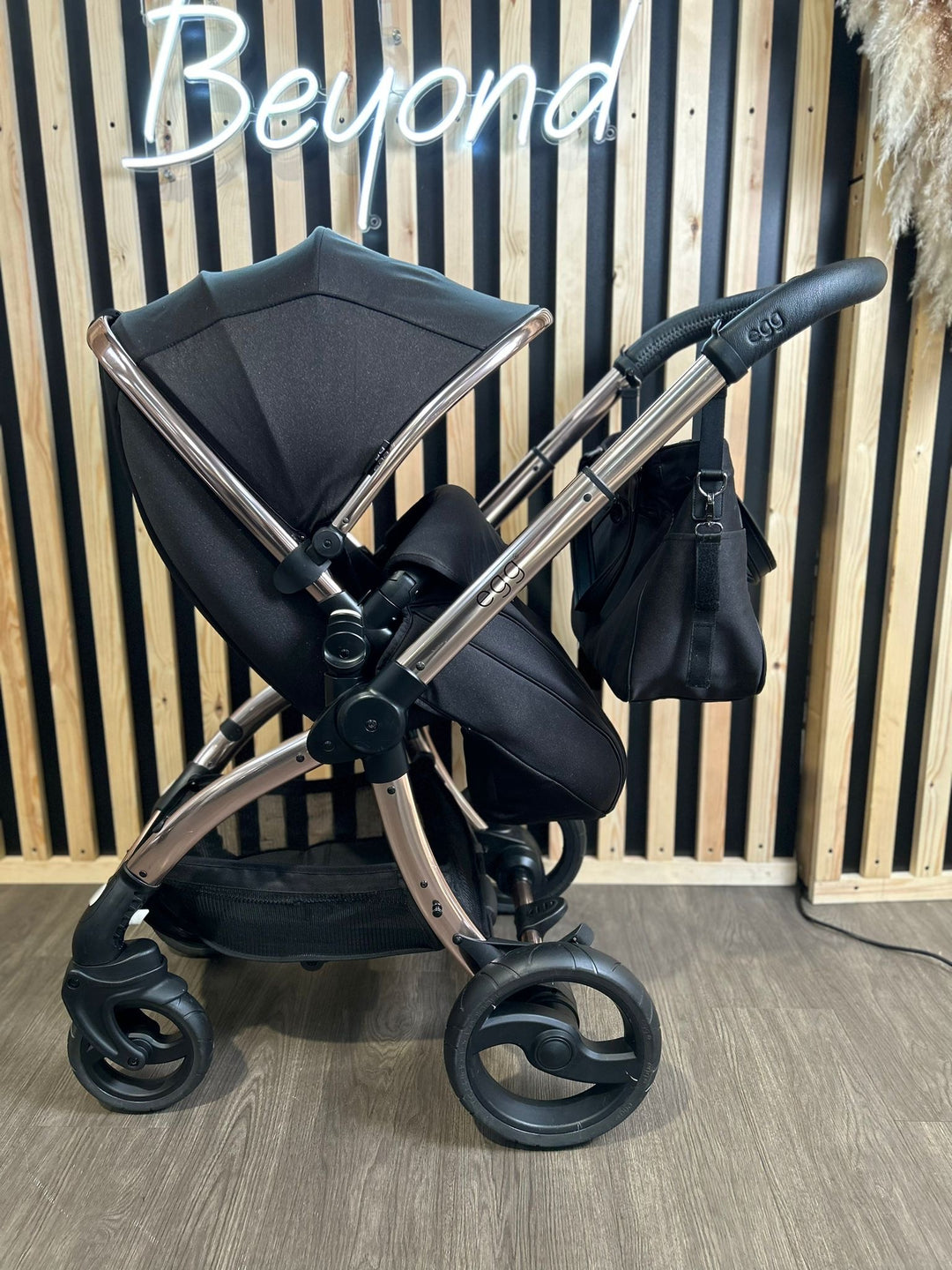 PRE LOVED egg Pram, Pushchair + Accessories - Diamond Black