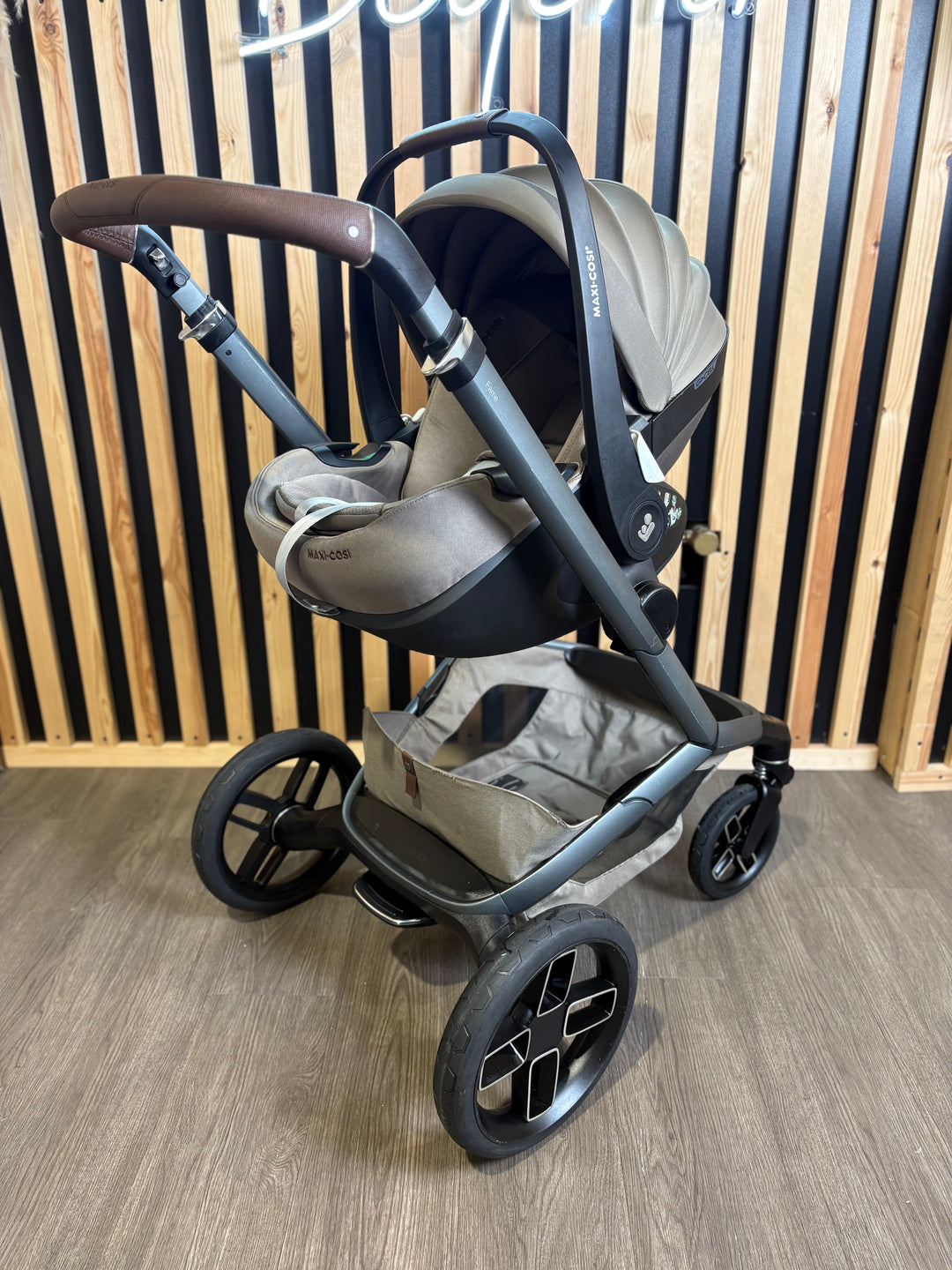 PRE LOVED Maxi-Cosi Fame Travel System - Twillic Truffle/Black Wheels