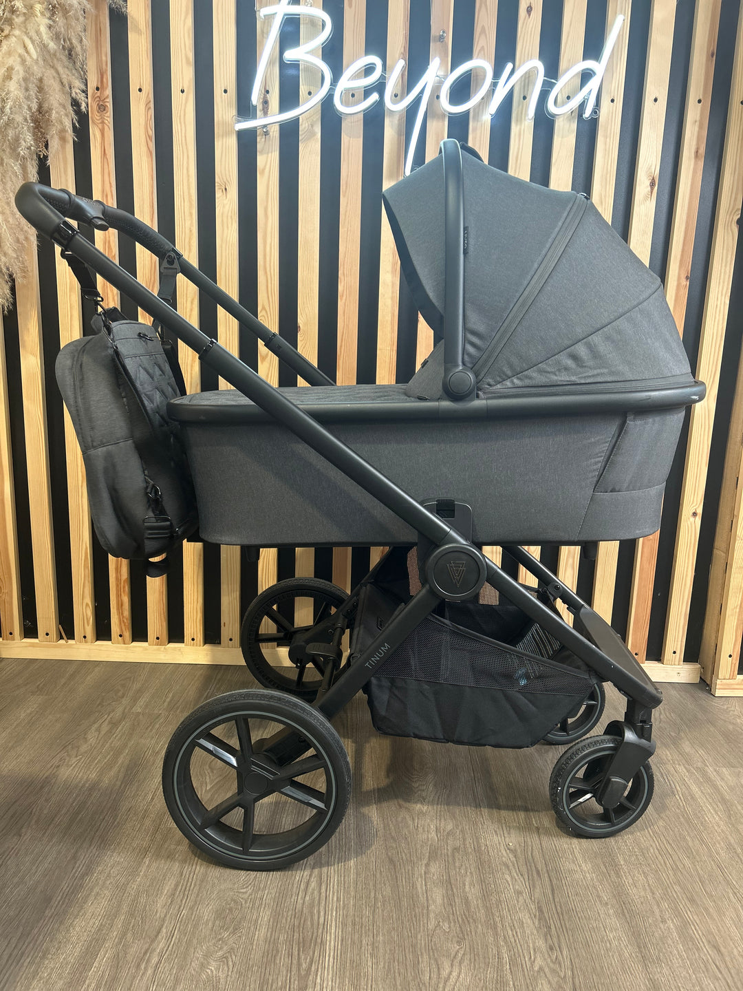 EX DISPLAY Venicci Tinum Edge 2-in-1 Travel System - Charcoal