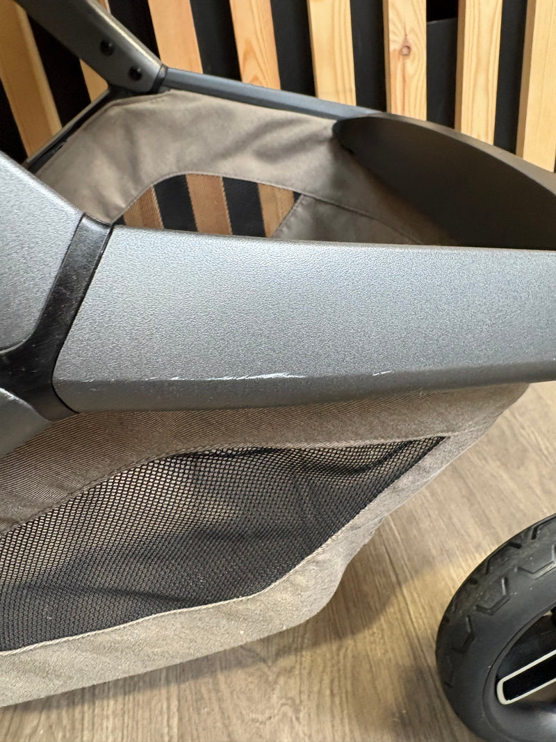 PRE LOVED Maxi-Cosi Fame 3-in-1 Travel - Twillic Truffle/Black Wheels