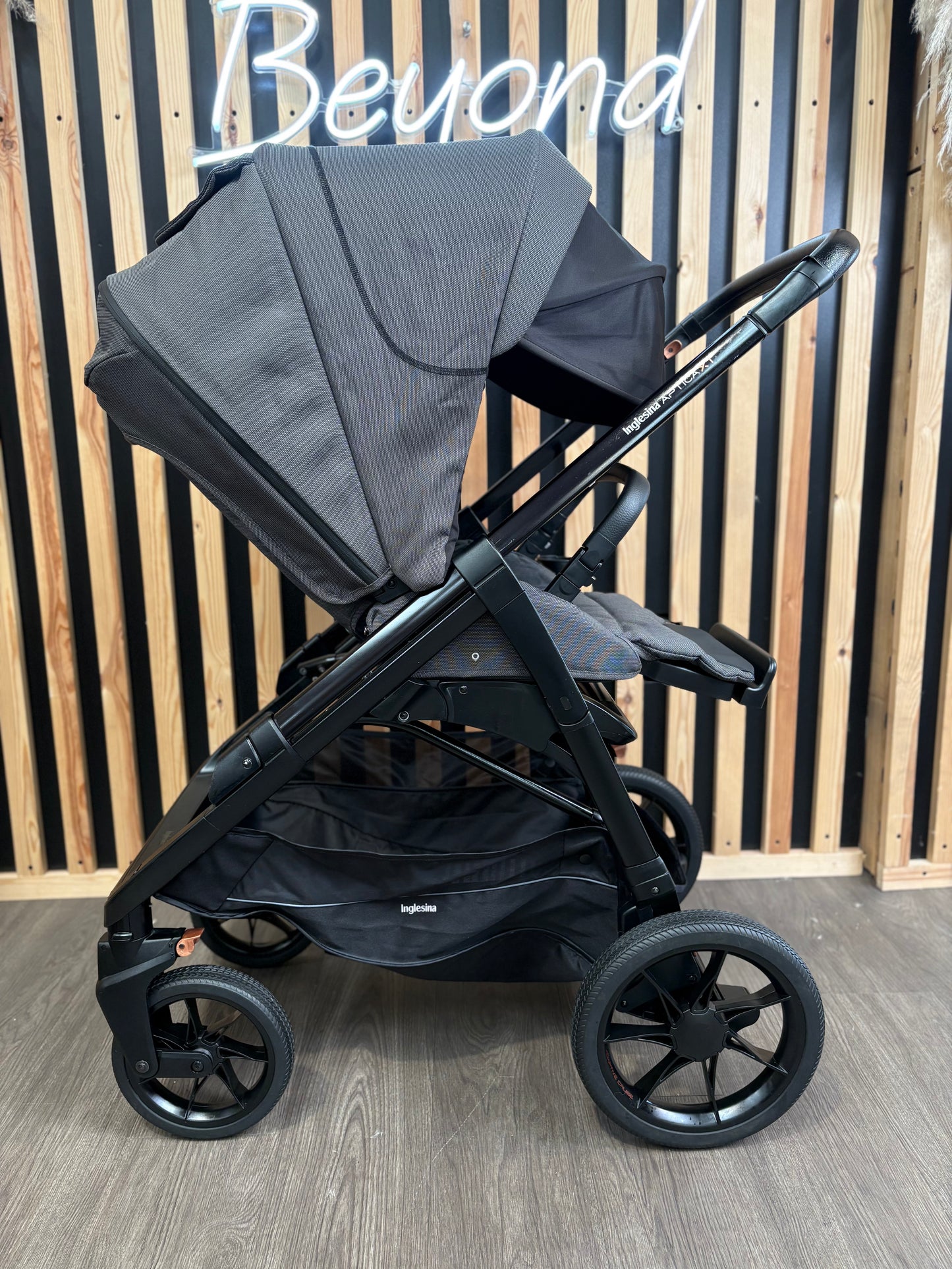 PRE LOVED Inglesina Aptica XT Travel System - Tiaga Green