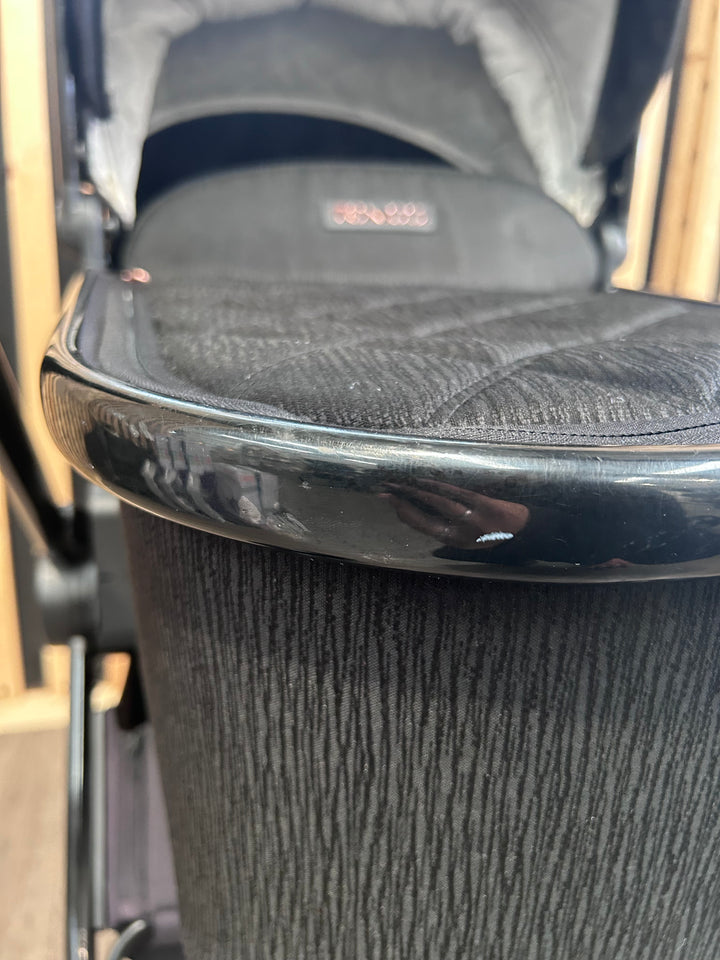 PRE LOVED Venicci Tinum 2.0 2-in-1 Travel System - SE Stylish Black