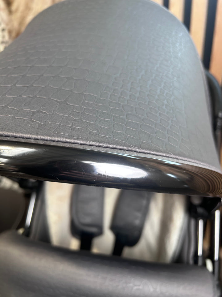 PRE LOVED egg2 Travel System - Jurassic Grey