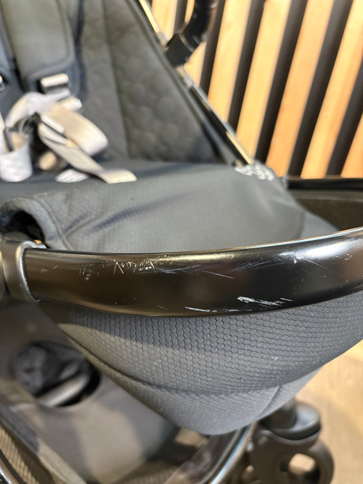 PRE LOVED egg2 Travel System - Just Black