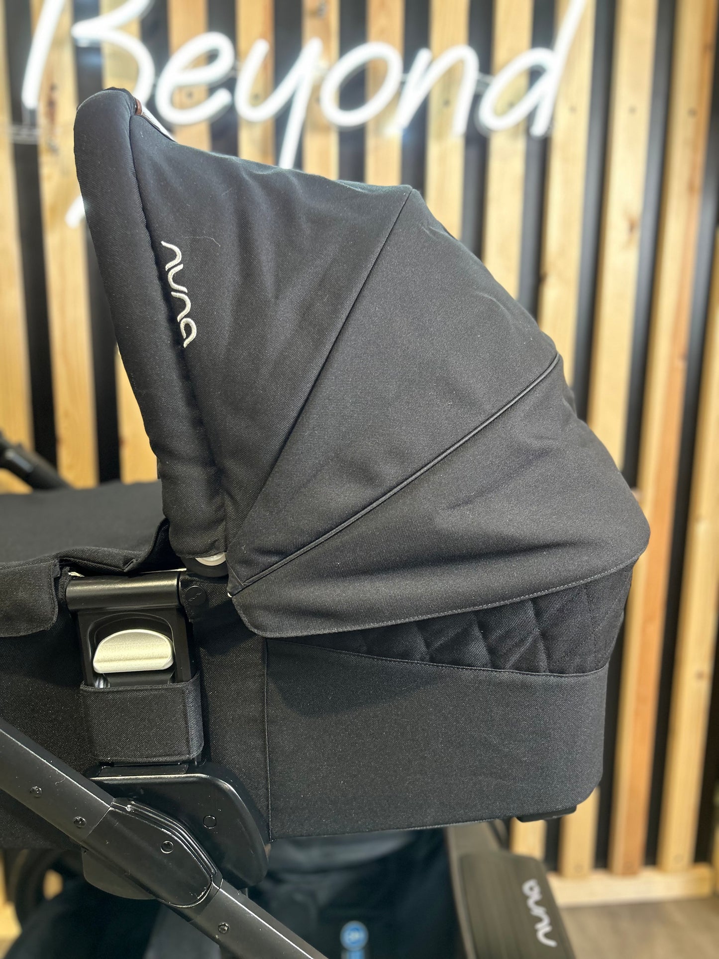 PRE LOVED Nuna Mixx Travel System - Caviar/Granite