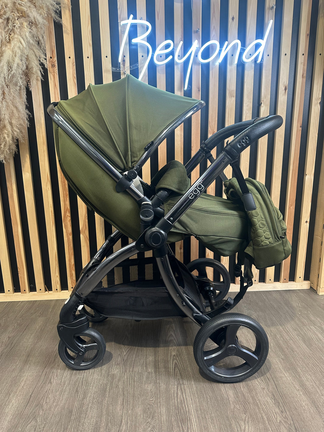 PRE LOVED egg2 Travel System - Olive