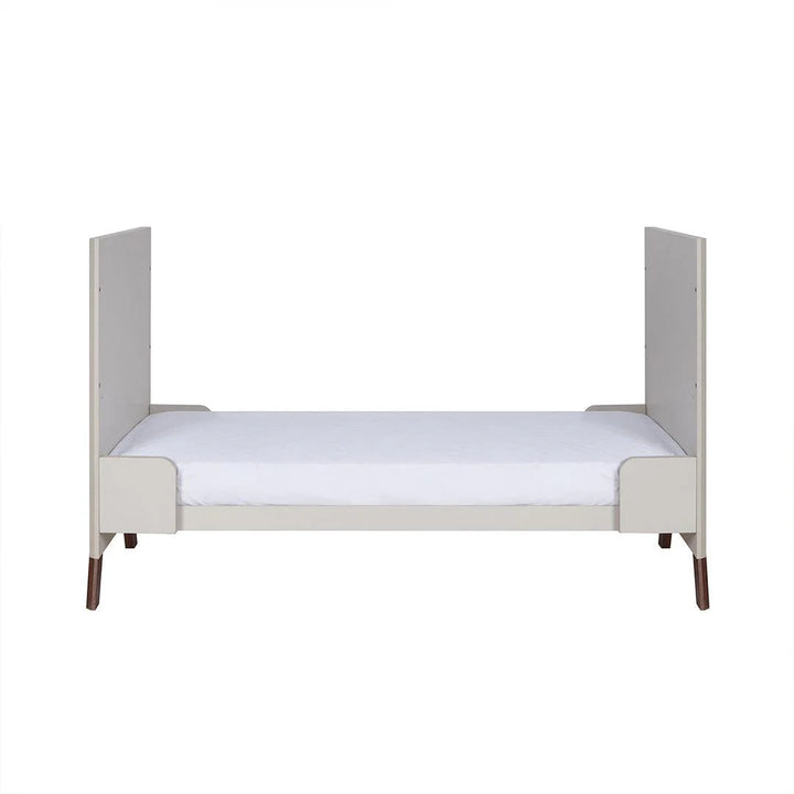 Tutti Bambini Fuori Cot Bed - Warm Walnut/White Sand