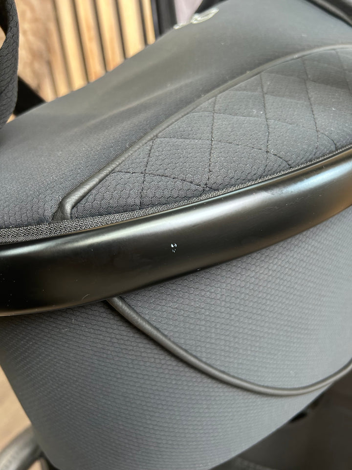 PRE LOVED egg2 Travel System - Just Black