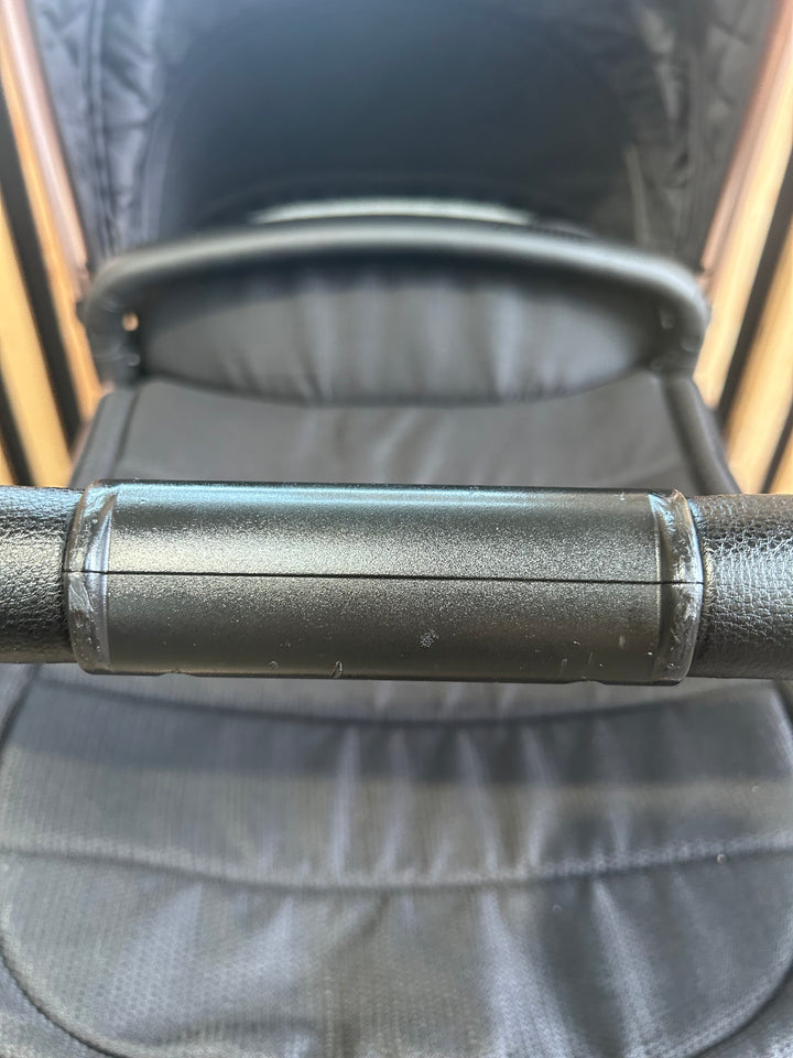 PRE LOVED Zummi Solo Travel System - Black & Rose Gold