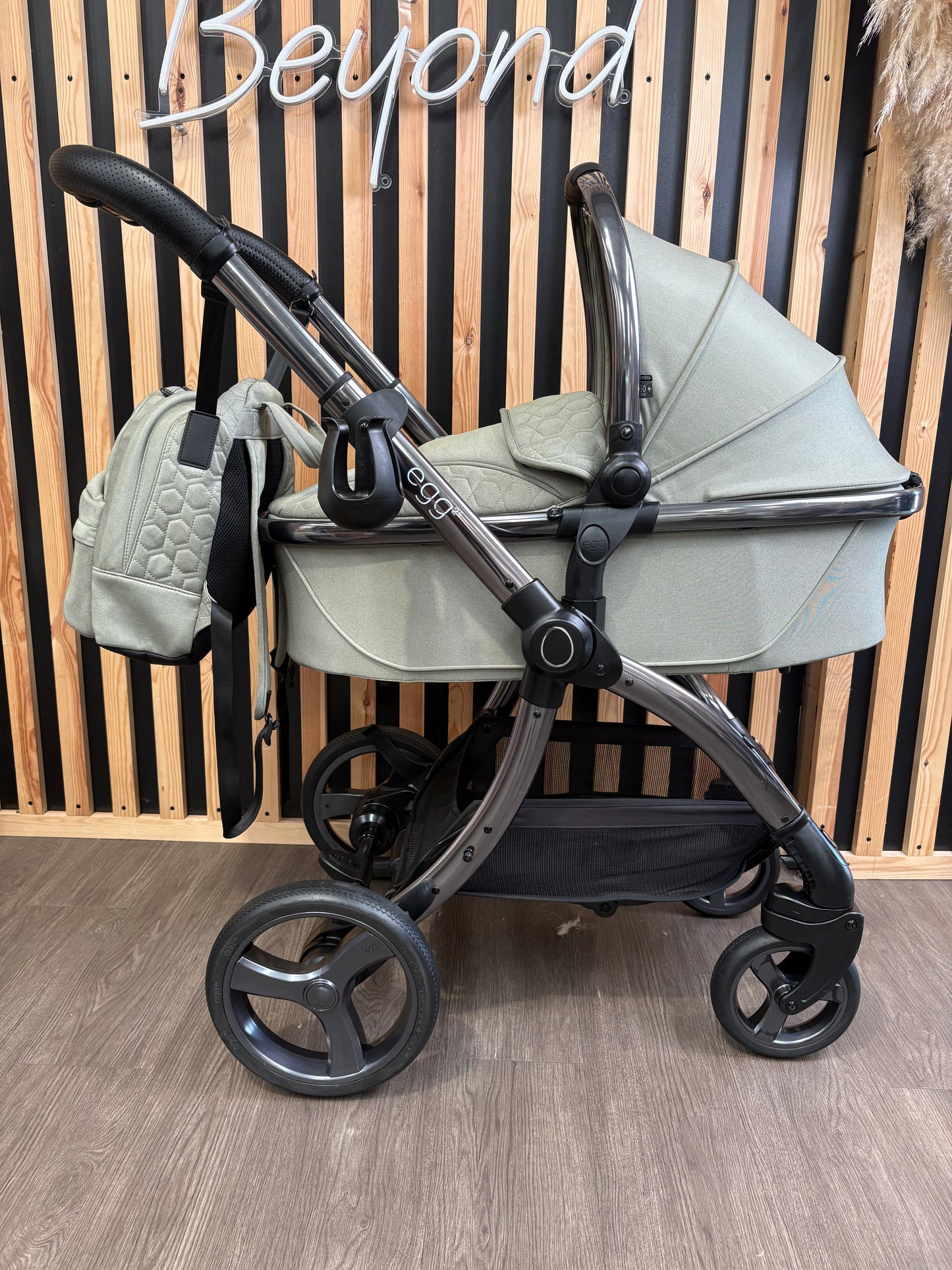 PRE LOVED egg2 Travel System - Seagrass