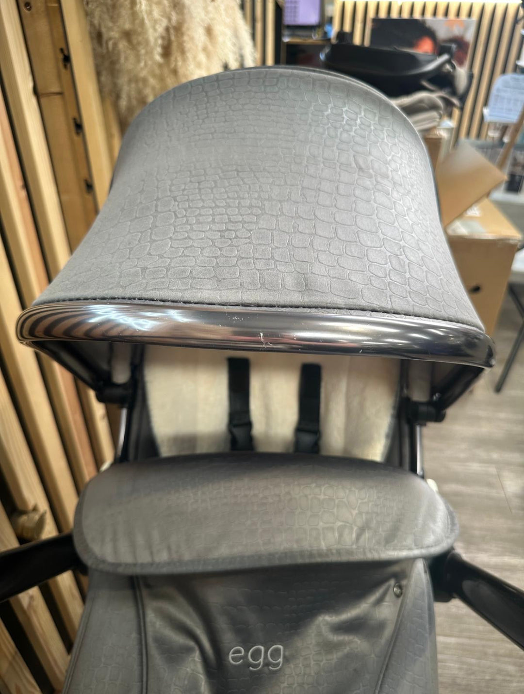 PRE LOVED egg2 Travel System - Jurassic Grey