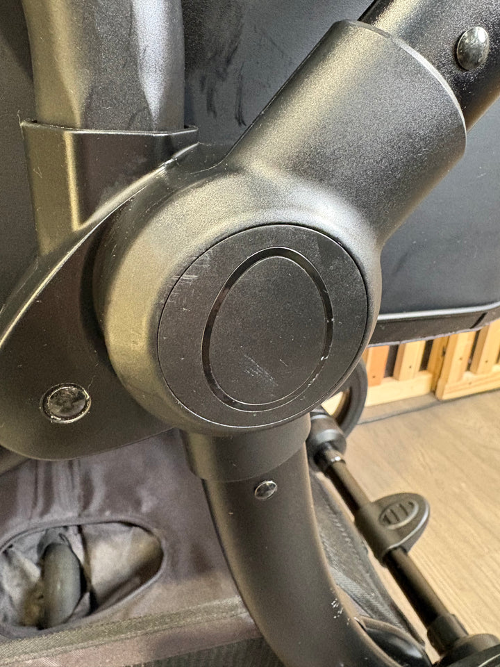 PRE LOVED egg2 Travel System - Stealth