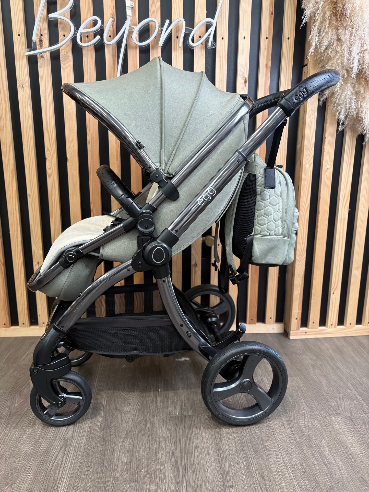 PRE LOVED egg2 Travel System - Seagrass