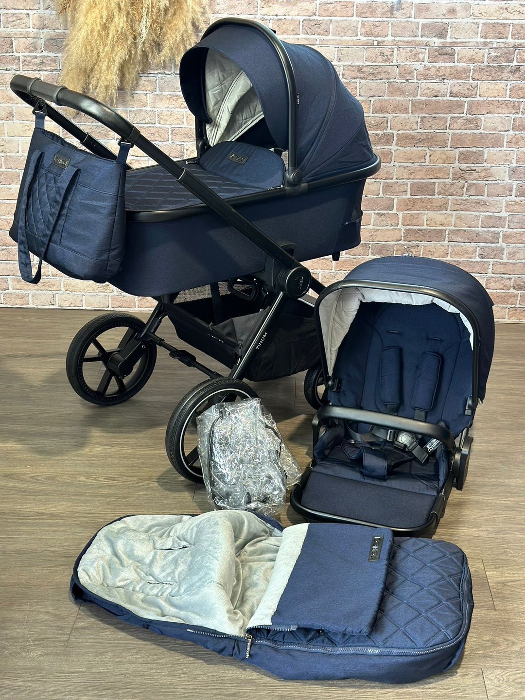 PRE LOVED Venicci Tinum 2.0 Travel System Including Brand New Venicci Engo I Size Car Seat & Isofix Base - Sapphire