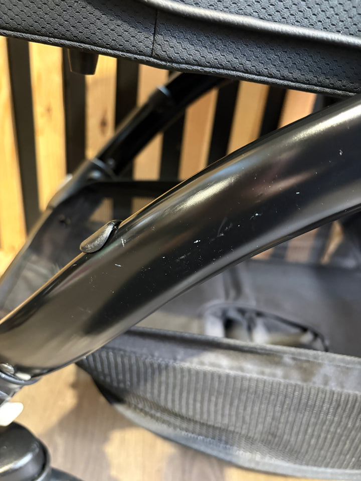 PRE LOVED egg2 Travel System - Just Black