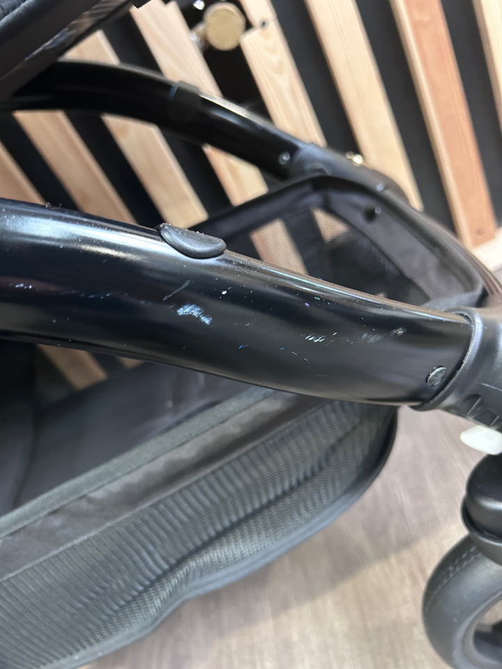 PRE LOVED egg2 Travel System - Jurassic Gold