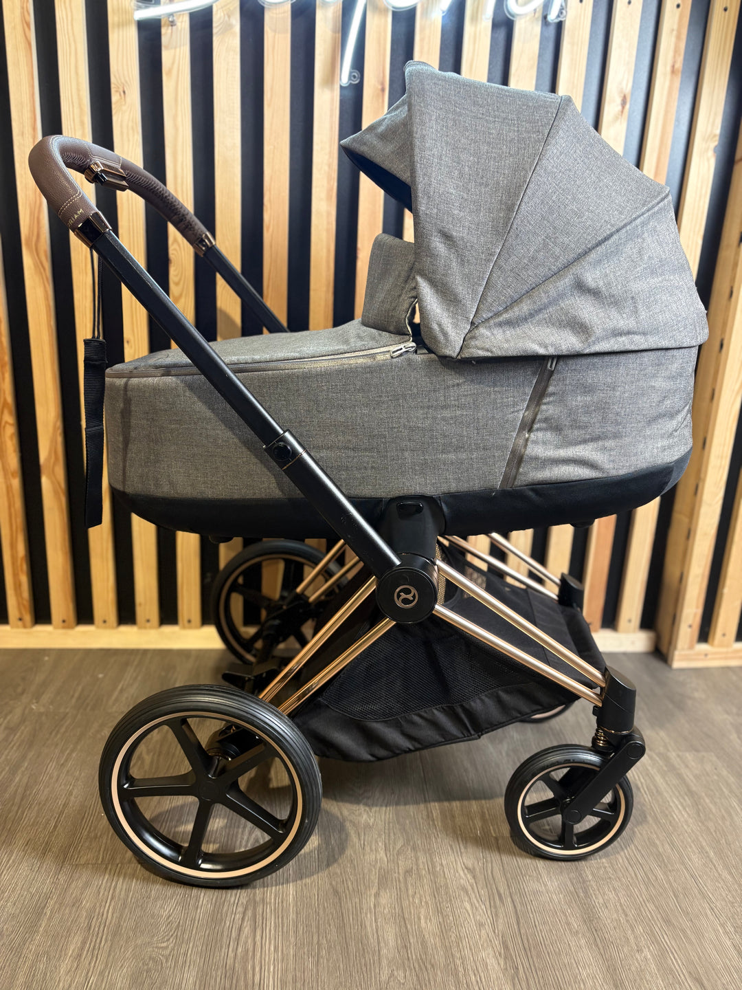 PRE LOVED Cybex Priam Travel System - Manhattan Grey/Rose Gold Including Isofix 360 Base
