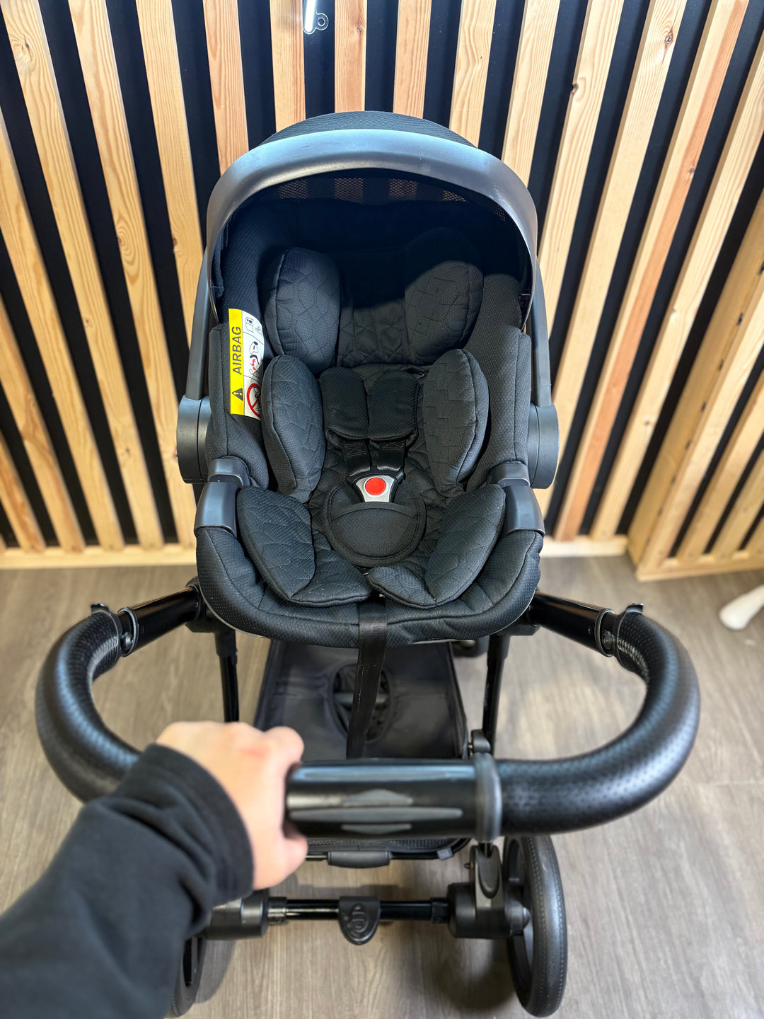 PRE LOVED egg2 Travel System - Just Black
