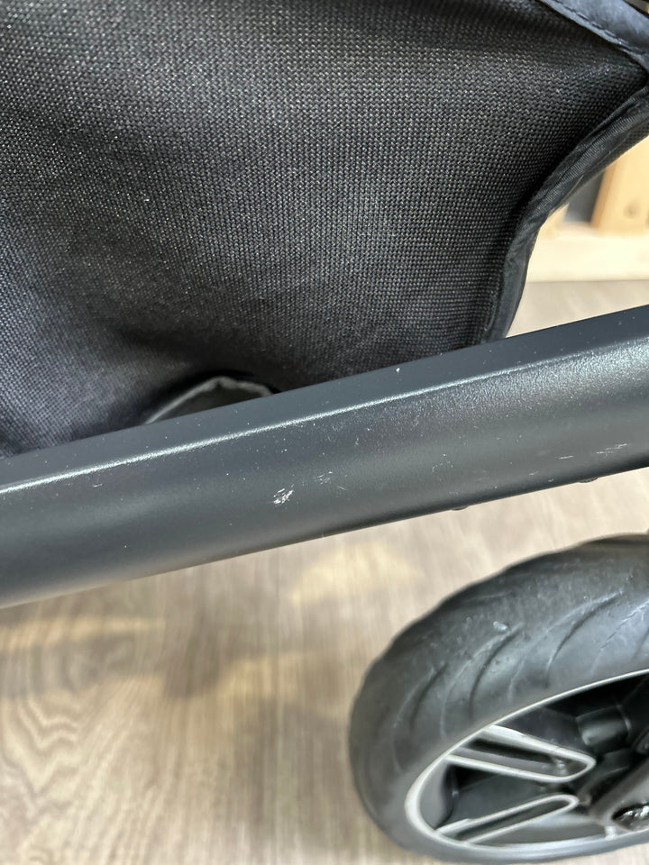 PRE LOVED Nuna Mixx Travel System - Caviar