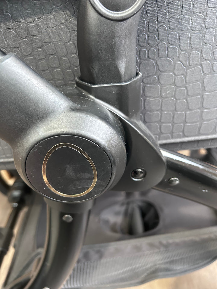 PRE LOVED egg2 Travel System - Jurassic Gold