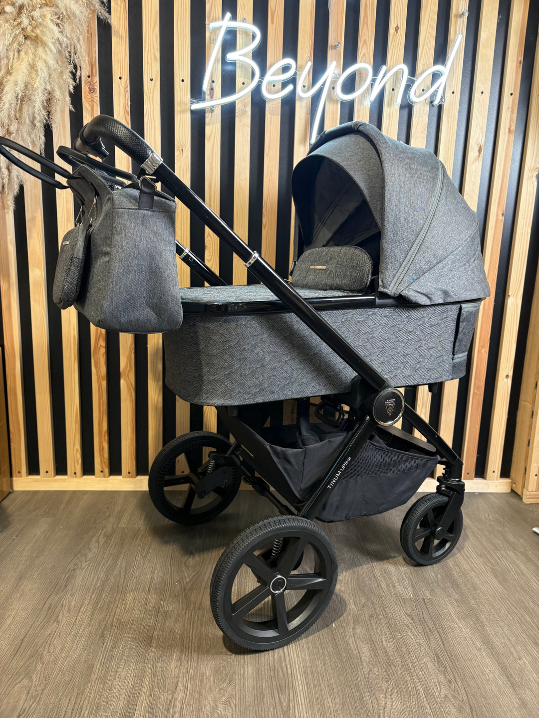 PRE LOVED Venicci Tinum Upline 2-in-1 Travel System - Slate Grey