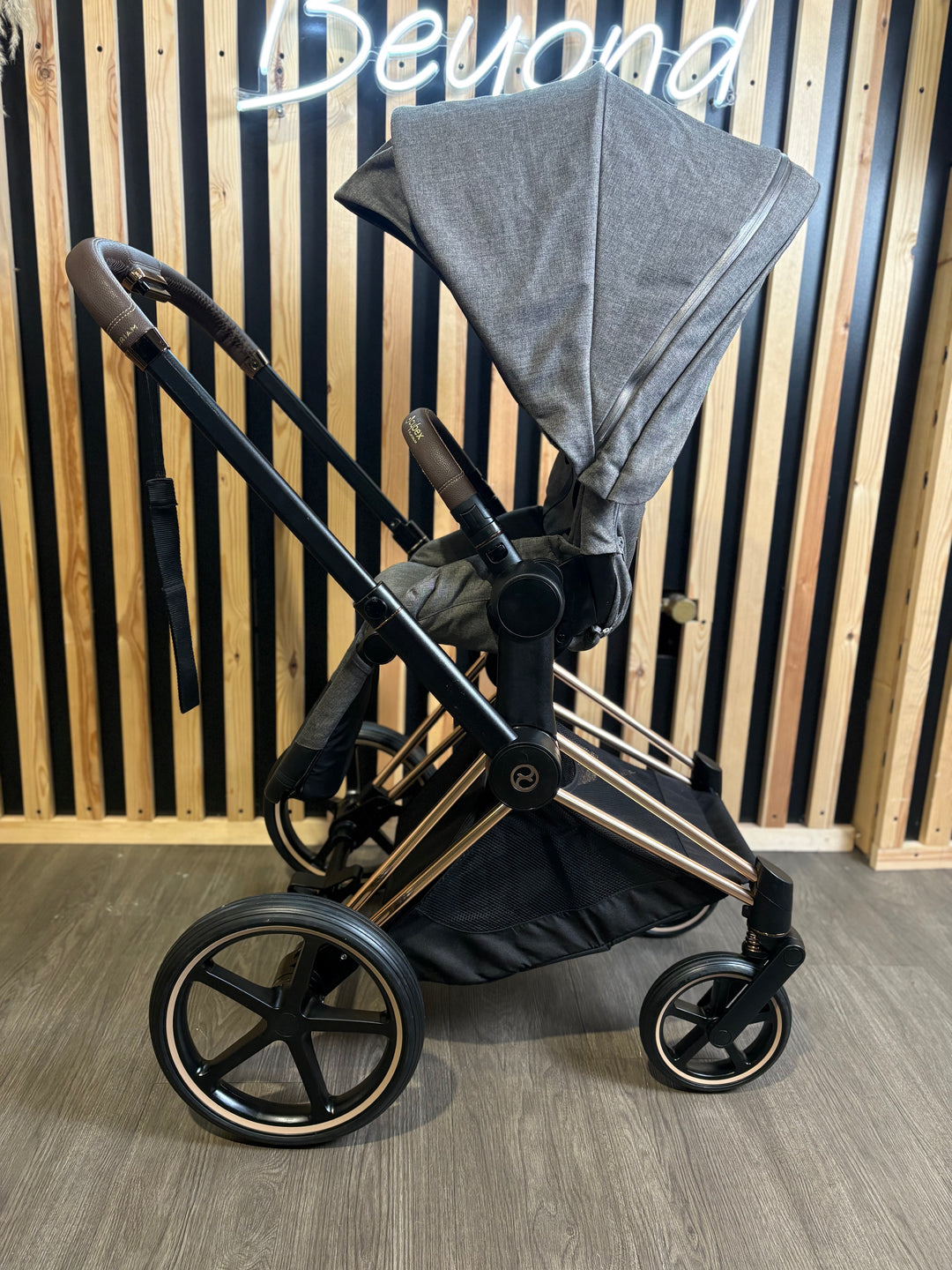PRE LOVED Cybex Priam Travel System - Manhattan Grey/Rose Gold Including Isofix 360 Base