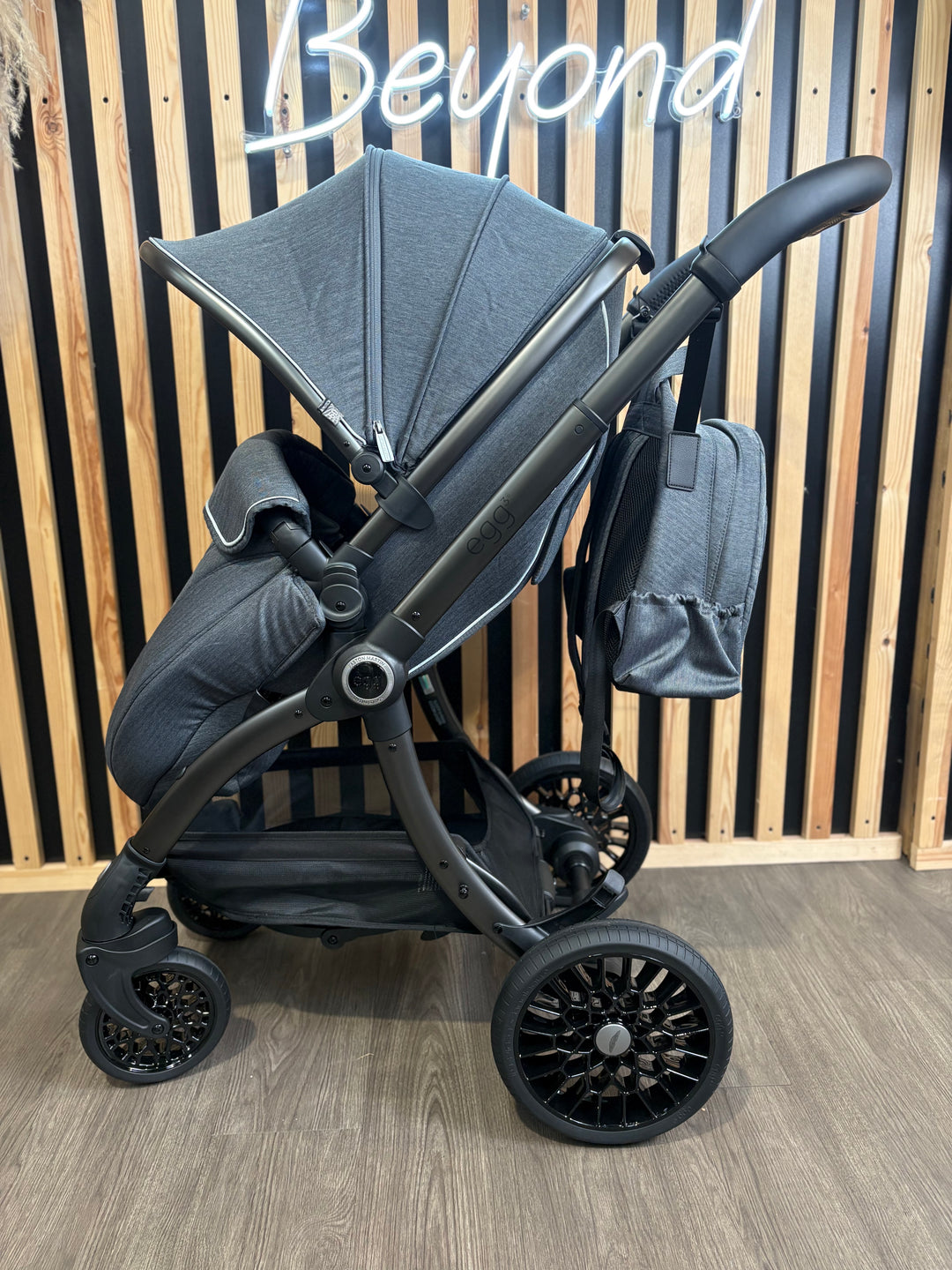 EX DISPLAY Aston Martin egg3 Luxury Travel System - Classic Grey