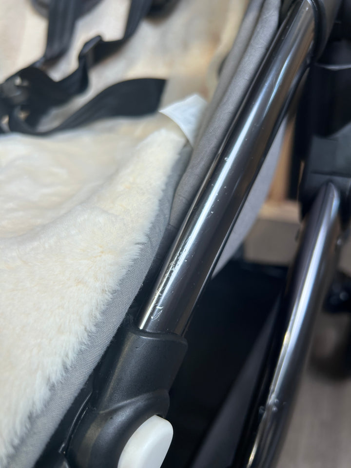 PRE LOVED egg2 Travel System - Jurassic Grey