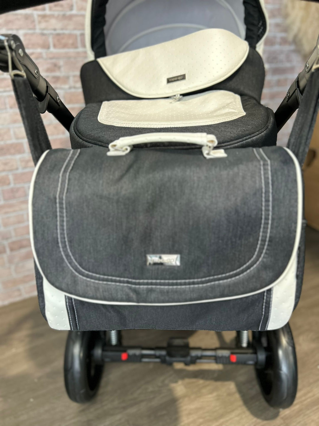 EX DISPLAY Mee-Go
Milano Travel System - Denim/White