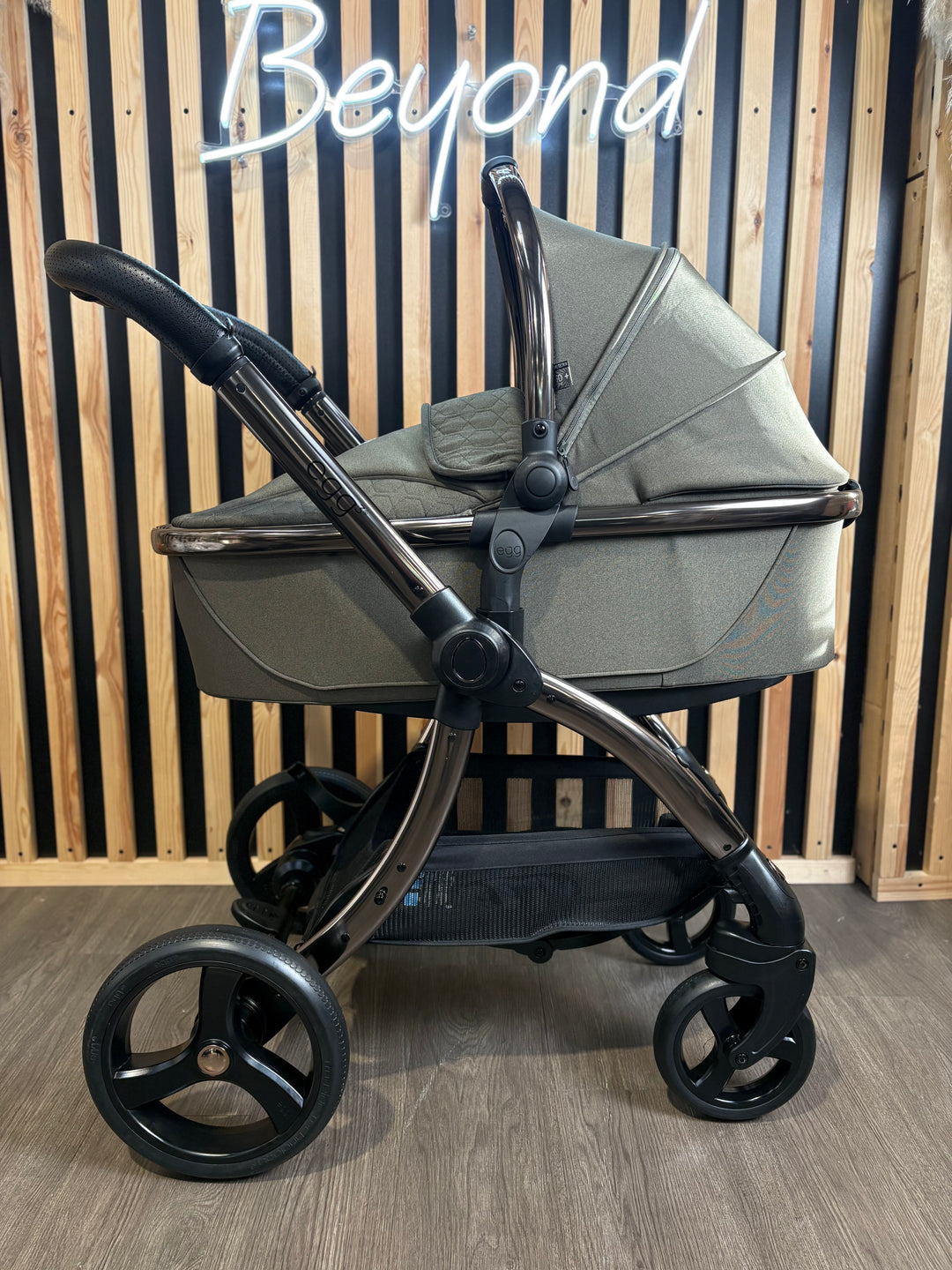 PRE LOVED egg3 Travel System - Hunter Green