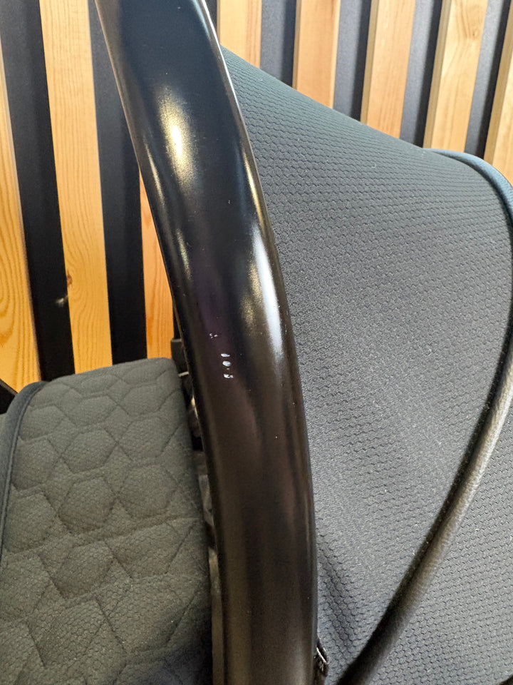 PRE LOVED egg2 Travel System - Just Black