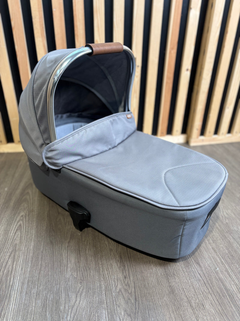 PRE LOVED Mamas & Papas Ocarro Carrycot - Grey