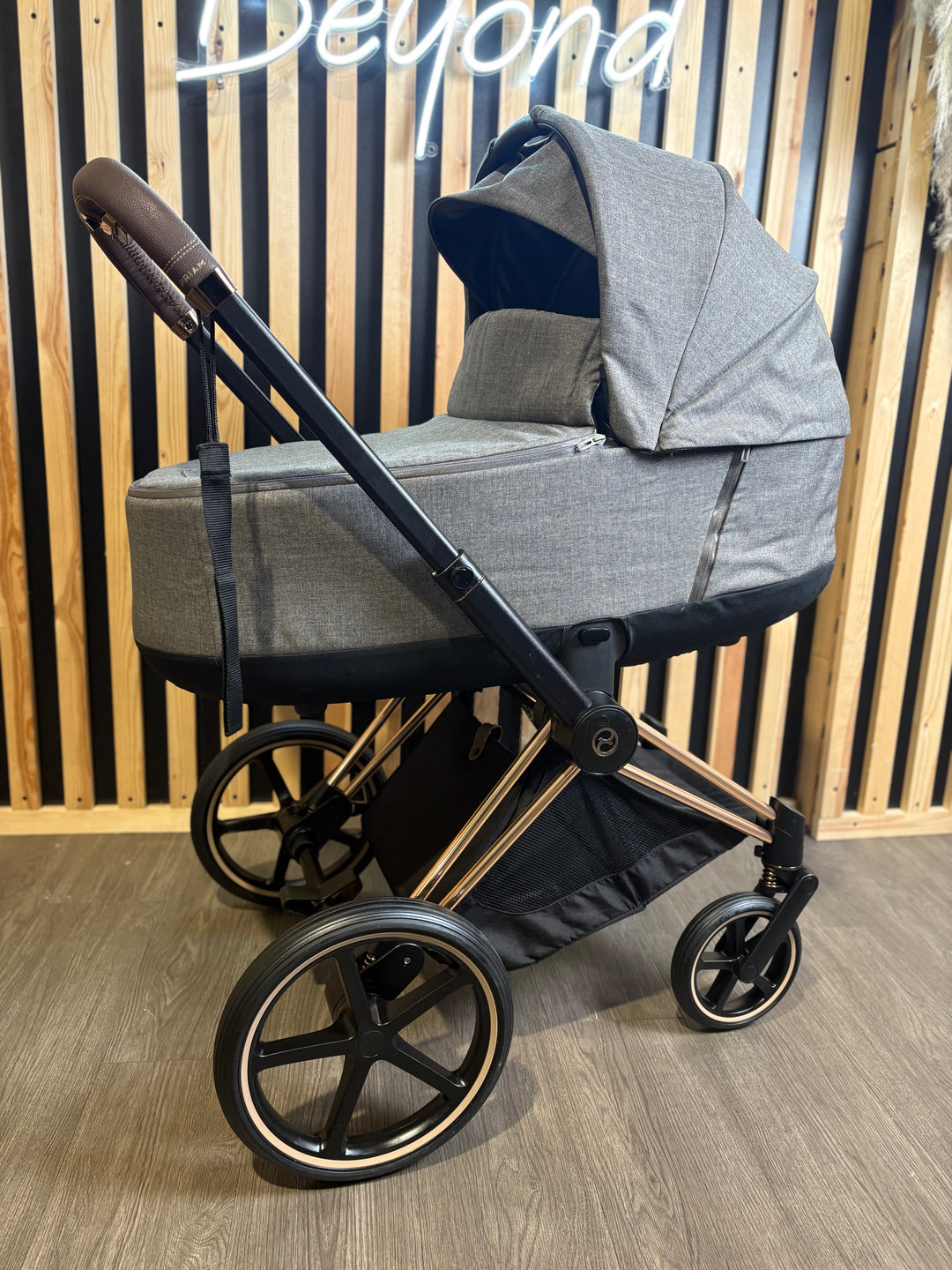 PRE LOVED Cybex Priam Travel System - Manhattan Grey/Rose Gold Including Isofix 360 Base