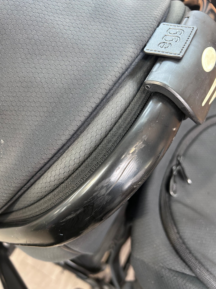 PRE LOVED egg2 Travel System - Just Black