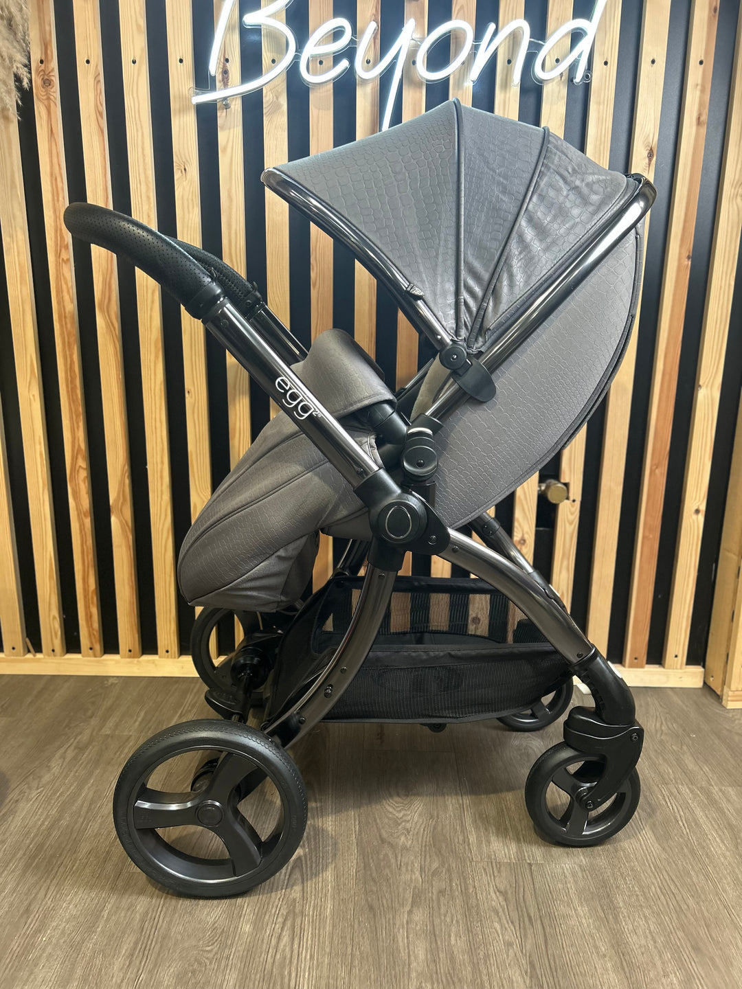 PRE LOVED egg2 Travel System - Jurassic Grey