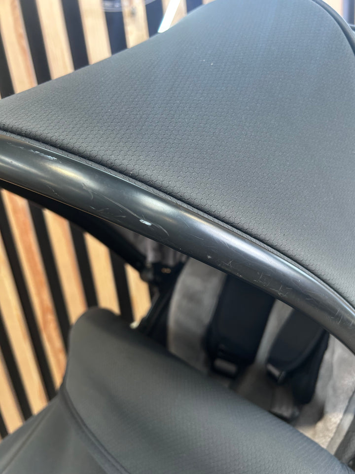 PRE LOVED egg2 Travel System - Just Black