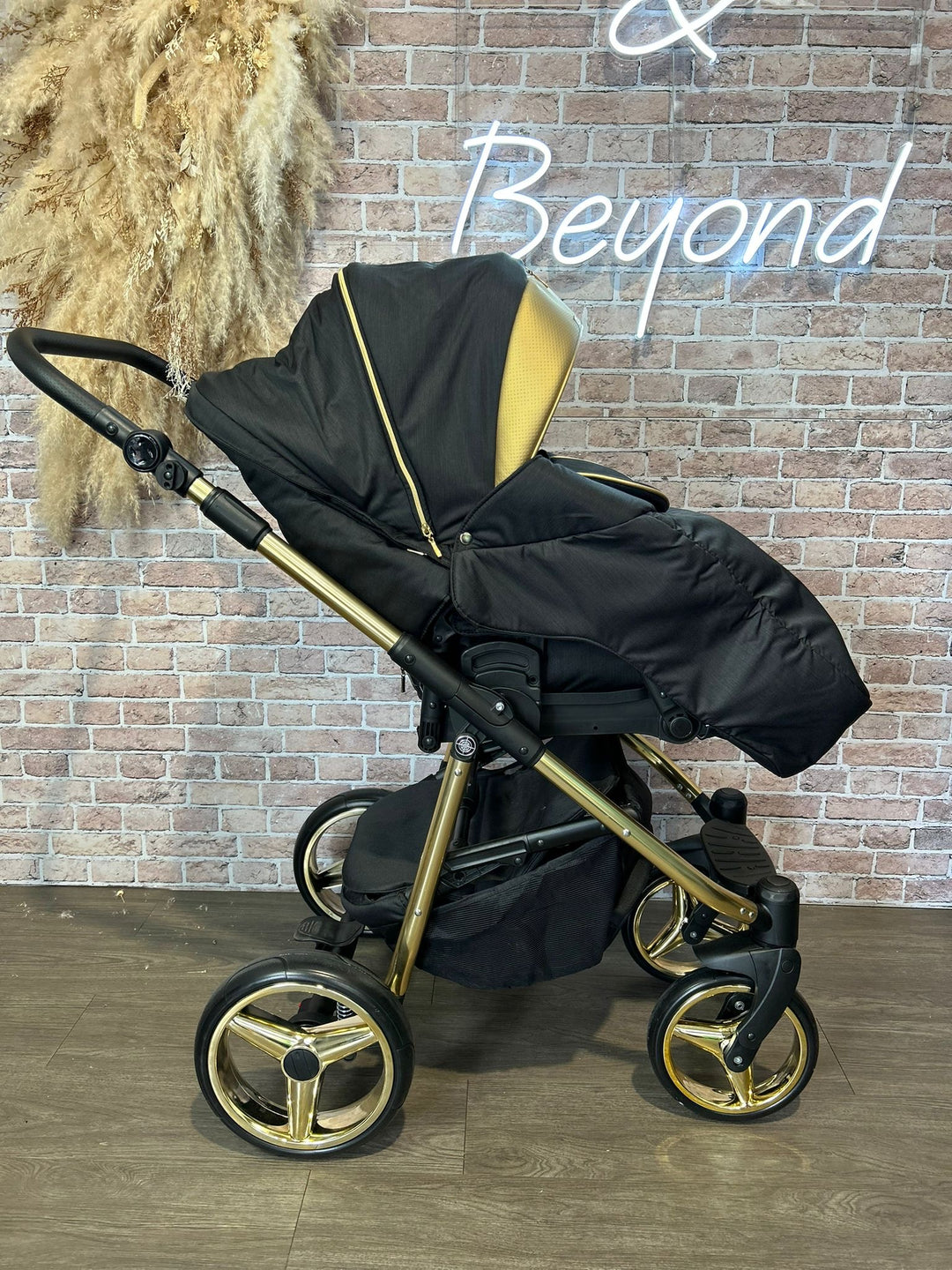 EX DISPLAY Mee-go Santino Glided Gold 3in1 Travel System