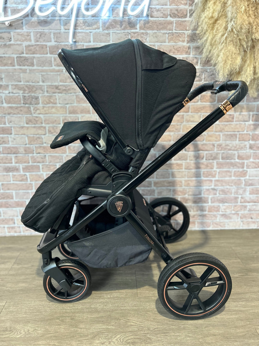 PRE LOVED Venicci Tinum 2.0 SE Travel System - Stylish Black