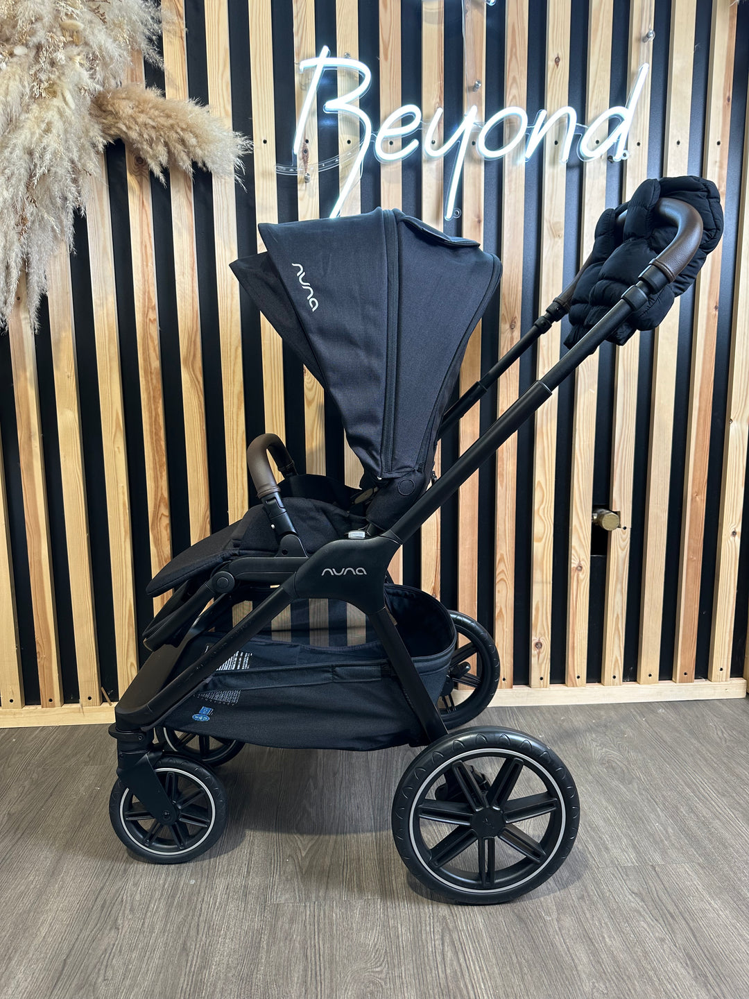 PRE LOVED Nuna Triv LX Pushchair, LYTL Carrycot + Accessories - Caviar