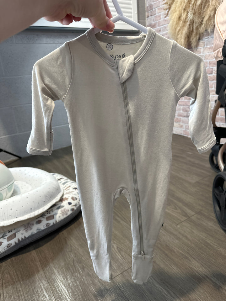 EX DISPLAY Zippered Sleepsuit in Oat 0-3m