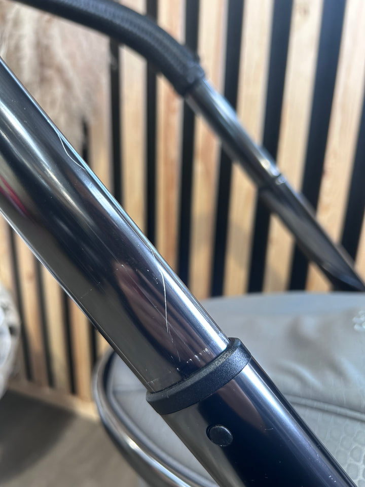 PRE LOVED egg2 Travel System - Jurassic Grey